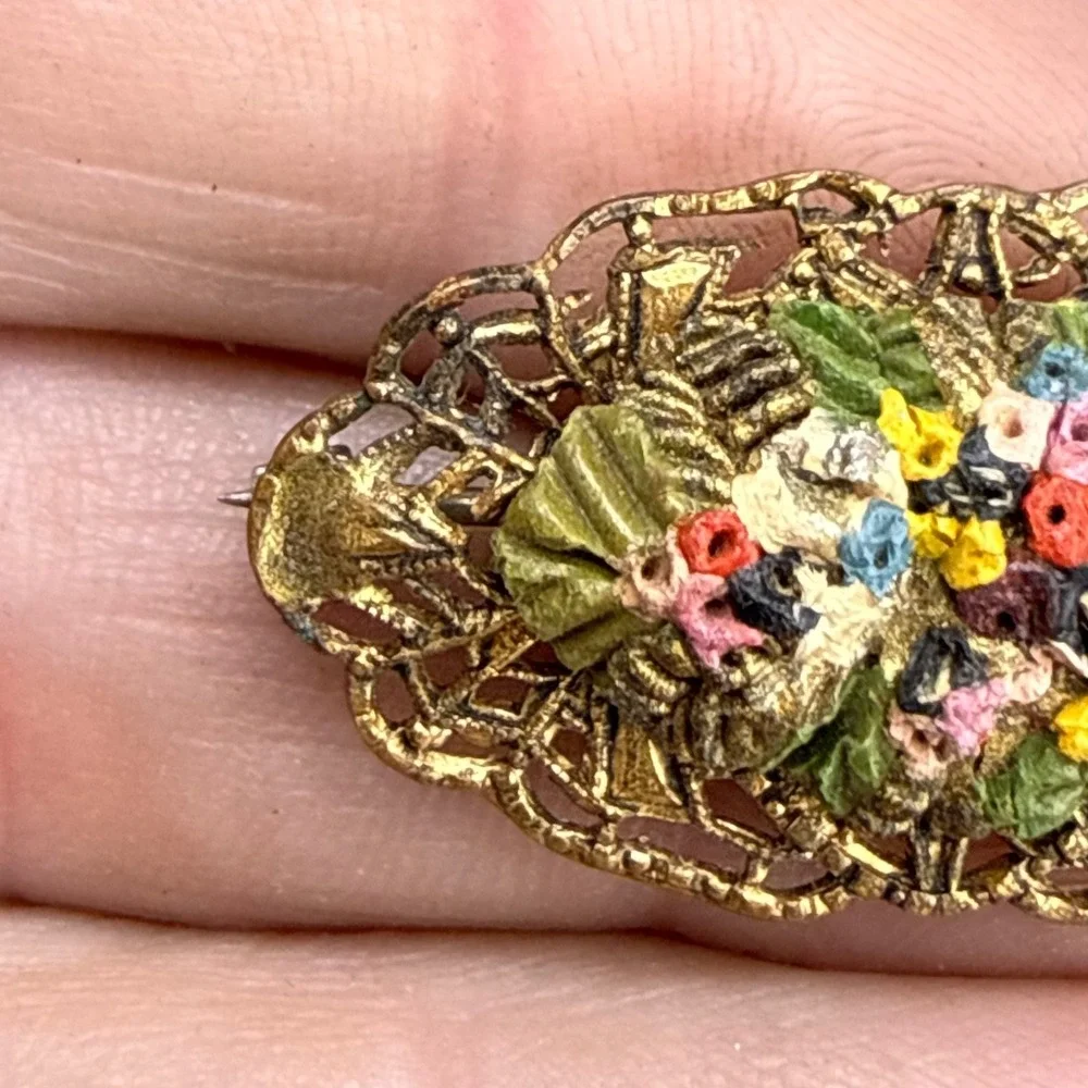 Vintage Gold Tone Flower Theme Brooch READ